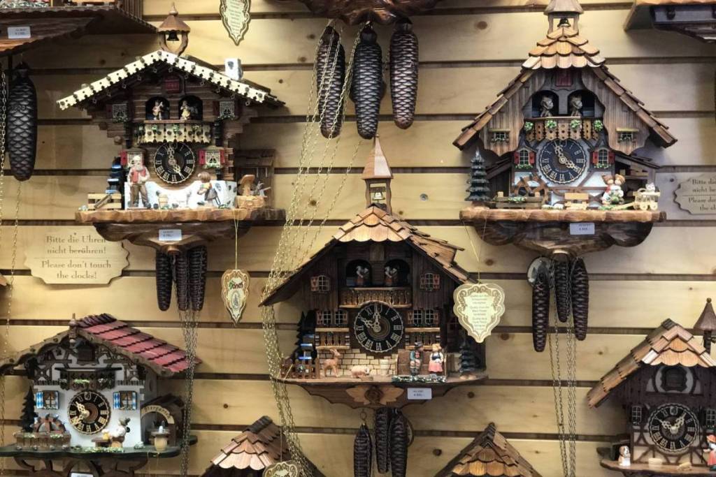 Kuckucksuhren an der Wand