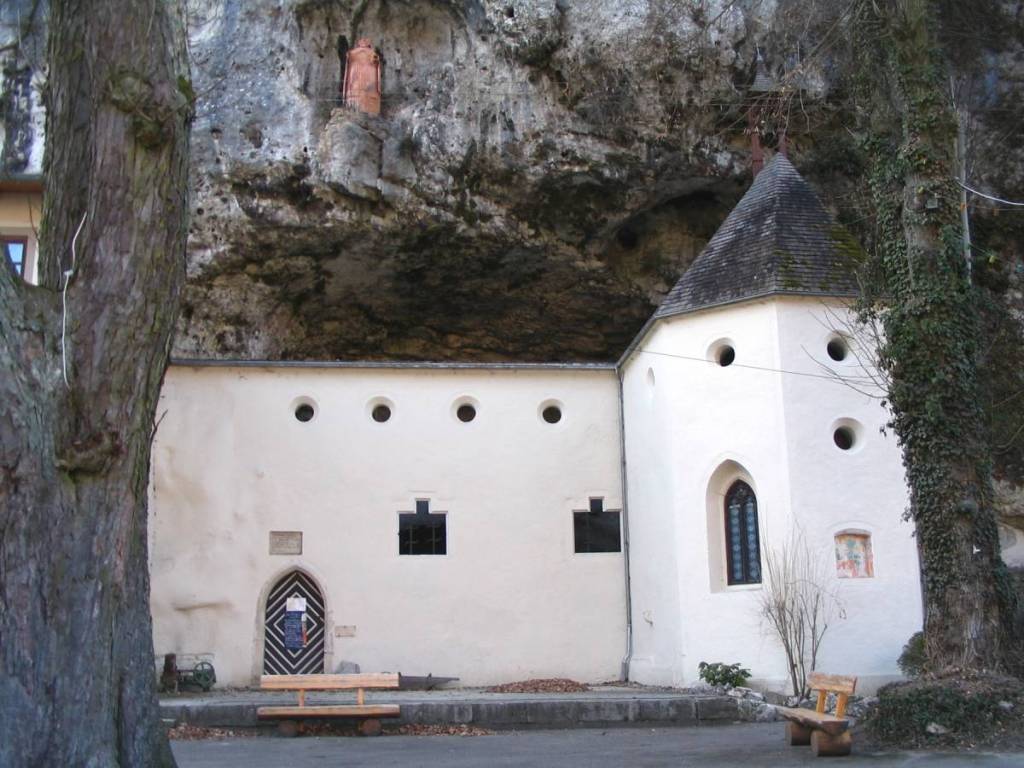 höhlenkirche vom klösterl von außen