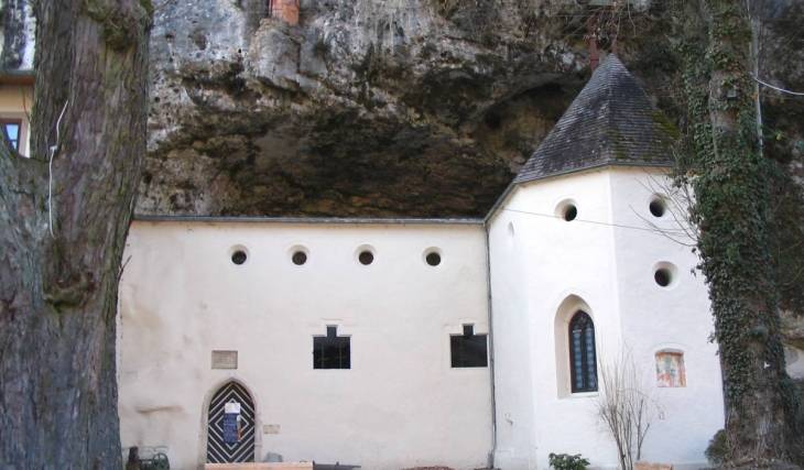 Nur 75 Minuten von München liegt ein ehemaliges Kloster in einer Felsenschlucht an der Donau und beheimatet die einzige Höhlenkirche Bayerns – eine der wenigen in Europa mit einem natürlichen Dach