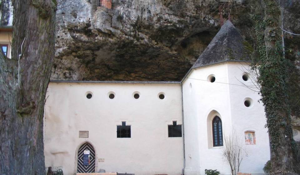 Nur 75 Minuten von München liegt ein ehemaliges Kloster in einer Felsenschlucht an der Donau und beheimatet die einzige Höhlenkirche Bayerns – eine der wenigen in Europa mit einem natürlichen Dach