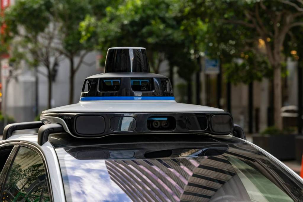 kameras und sensoren auf einem waymo taxi