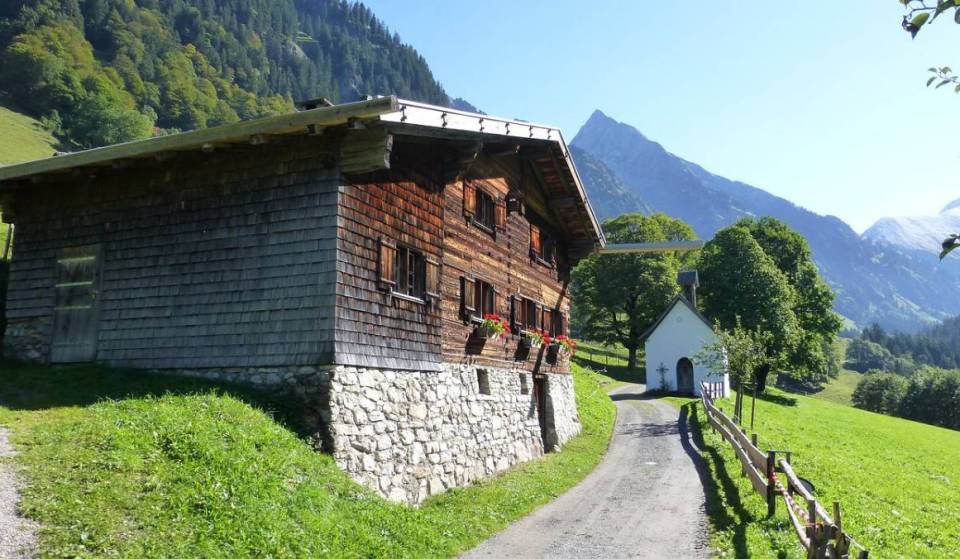 A good two hours from Munich, at an elevation of 1,155 meters, lies one of Germany’s highest villages, whose houses are up to 500 years old and which is entirely designated as a historic preservation area