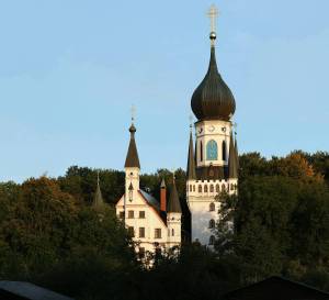 Mitten in München liegt das Kloster eines geheimnisvollen Tempelritterordens, in dem ein prachtvoller Zwiebelturm 87 Meter in die Höhe ragt und kostenlose Mahlzeiten an Bedürftige ausgegeben werden