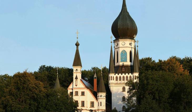 Mitten in München liegt das Kloster eines geheimnisvollen Tempelritterordens, in dem ein prachtvoller Zwiebelturm 87 Meter in die Höhe ragt und kostenlose Mahlzeiten an Bedürftige ausgegeben werden