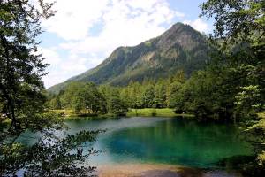 Etwa 2 Stunden von München entfernt liegt auf 916 Metern der „Spiegel der Berge“: Ein glasklarer Gebirgssee, der niemals zufriert und um den sich eine alte Sage rankt