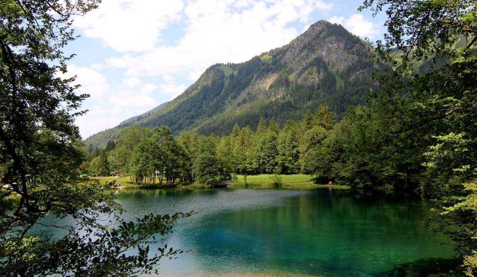 About 2 hours from Munich, at an elevation of 916 meters, lies the “Mirror of the Mountains”: a crystal-clear mountain lake that never freezes over and is the subject of an ancient legend