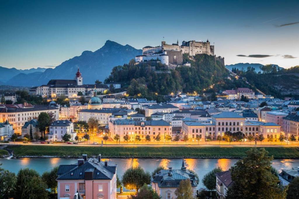 Die historische Stadt Salzburg bei Abenddämmerung