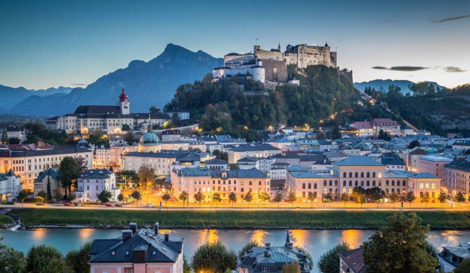Weniger als zwei Stunden von München entfernt wartet diese von Bergen umrahmte Barockstadt direkt hinter der österreichischen Grenze auf euch