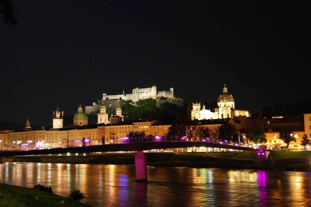 Ausblick auf das beleuchtede Salzburg am Abend