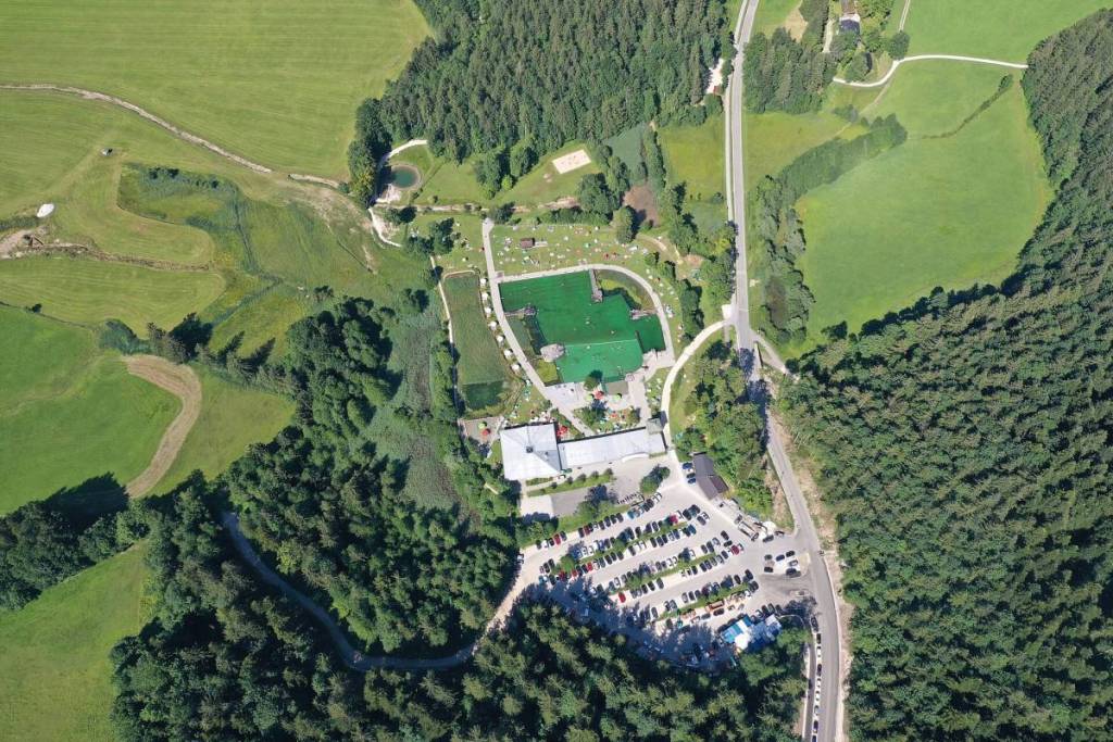 luftaufnahme vom naturbad aschauerweiher