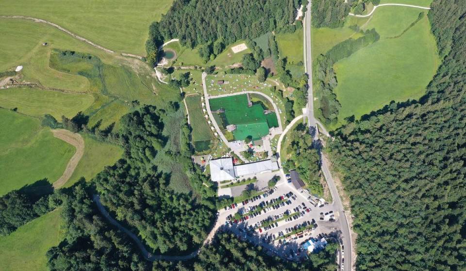 Keine 2 Stunden von München besucht ihr das mit 8.000 m² größte Naturbad Deutschlands mit Bachlauf, Kiesstrand und Blick auf den Watzmann