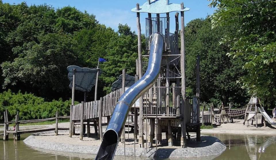 Der erfrischendste Spielplatz Münchens: Der Wasserspielplatz im Westpark ist der perfekte Familientipp für heiße Sommertage