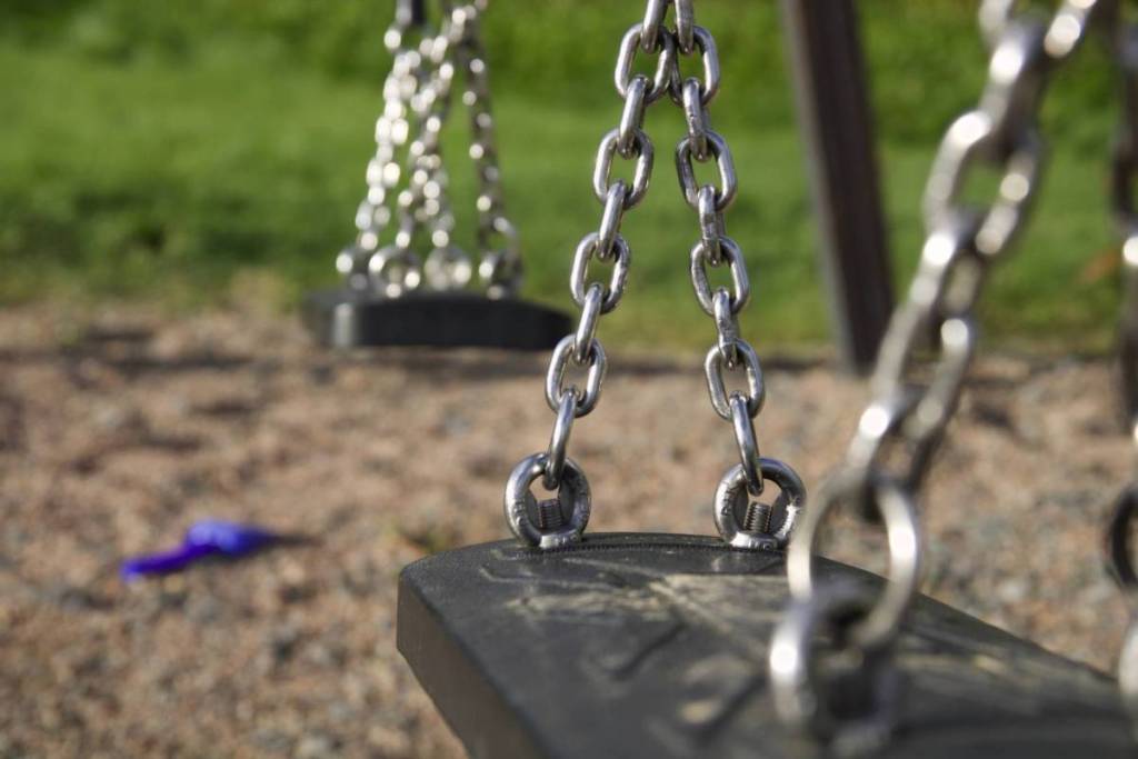 Schaukeln auf einem Spielplatz in Nahaufnahme