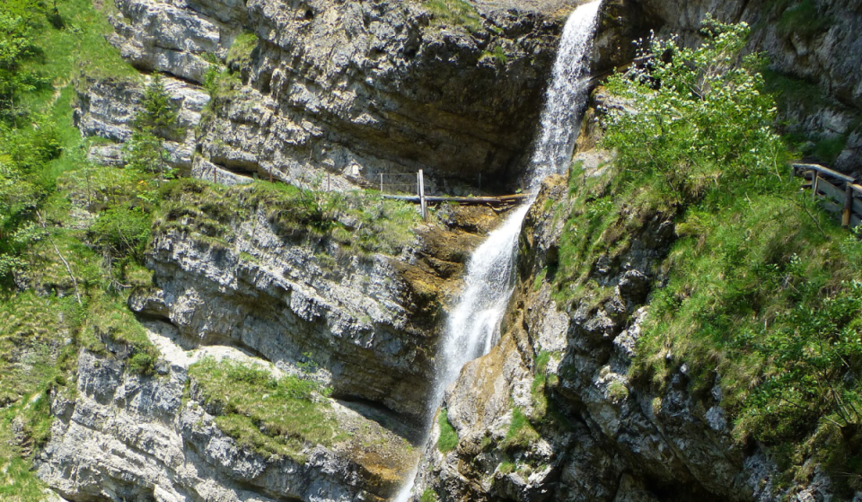 Etwa 2 Stunden von München entdeckt ihr mit 190 Meter einen der höchsten Wasserfälle Deutschlands und wandert hinter diesem hindurch über die Grenze nach Österreich