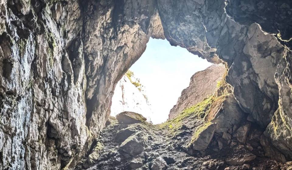 Nur 75 Minuten von München liegt auf 1.711 Metern Deutschlands höchste Schauhöhle, die ihr mit oder ohne Führung erforschen könnt und an deren Eingang selbst im Sommer Schnee liegt