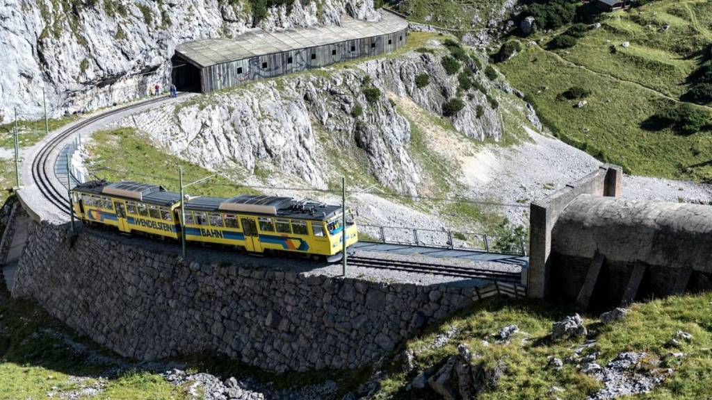 wendelsteinbahn fährt den berg hinauf