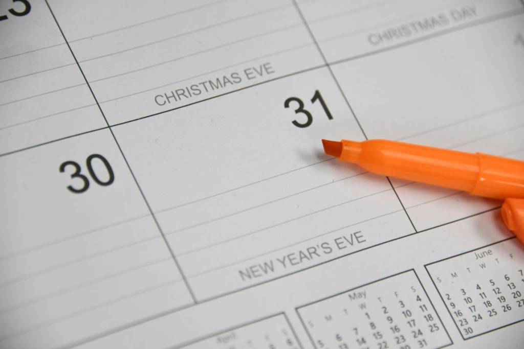 kalender mit feiertagen und marker