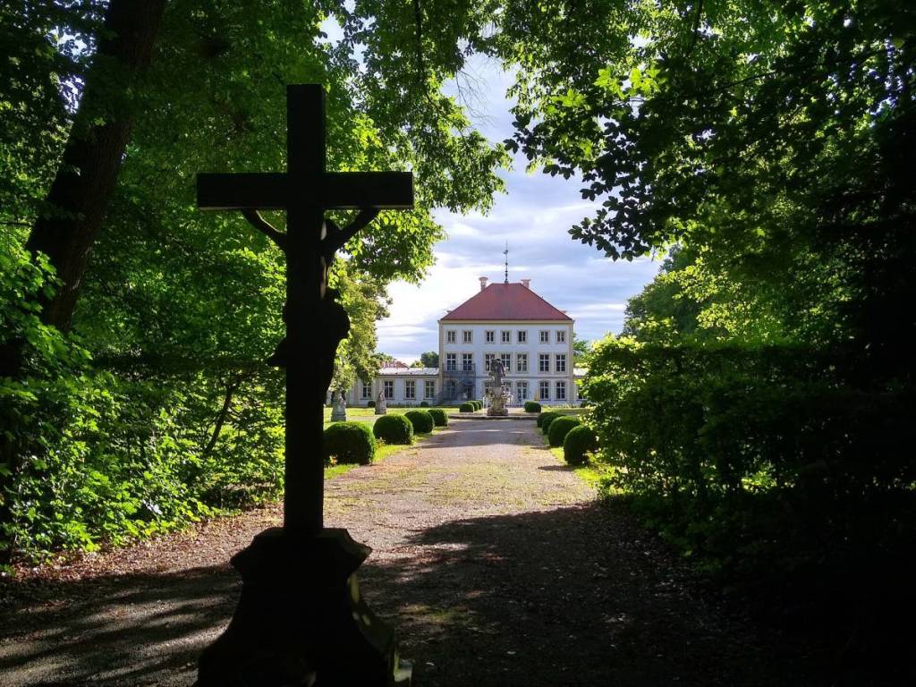 Fürstenried Palace through the trees