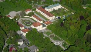 Im Münchner Südwesten liegt ein ehemaliges Jagdschloss mit Barockgarten, das den Spitznamen „Klein Nymphenburg“ trägt und demnächst für nur einen Tag kostenlos seine Pforten für euch öffnet
