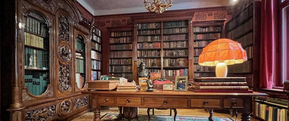 In dieser Münchner Jugendstilvilla verbirgt sich eine von nur 20 Mode- und Kostümbibliotheken weltweit, durch die ihr euch demnächst an nur einem Tag kostenlos führen lassen könnt