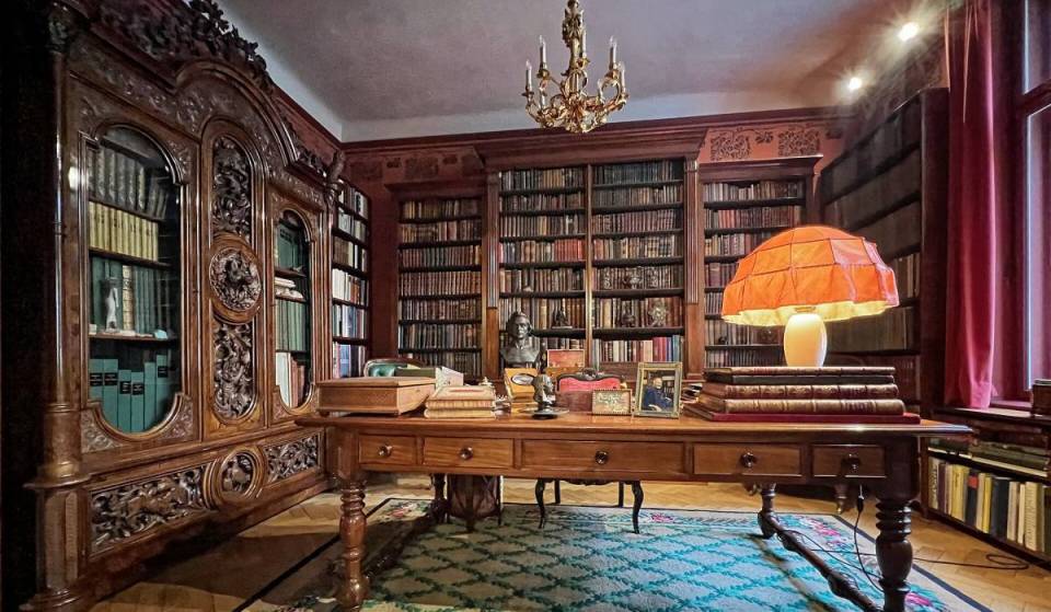 In dieser Münchner Jugendstilvilla verbirgt sich eine von nur 20 Mode- und Kostümbibliotheken weltweit, durch die ihr euch demnächst an nur einem Tag kostenlos führen lassen könnt