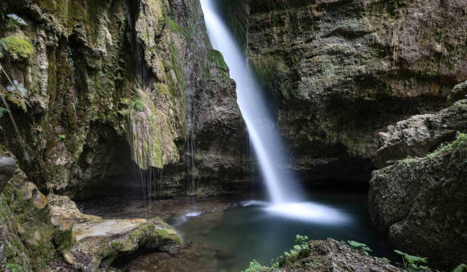 Nur 2 Stunden von München entdeckt ihr diesen bezaubernden Wasserfall, der sich über mehrere Stufen 25 Meter in die Tiefe stürzt und dabei den Felsen zum Wachsen bringen