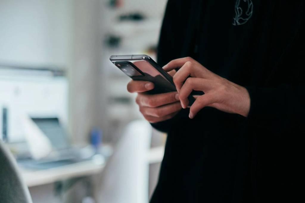 frau benutzt smartphone