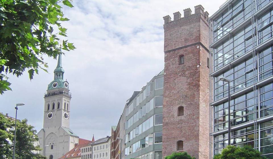 Im Zentrum von München ragt ein 25 Meter hoher Turm aus dem 14. Jahrhundert empor, der weder über Tür noch Treppenhaus verfügt
