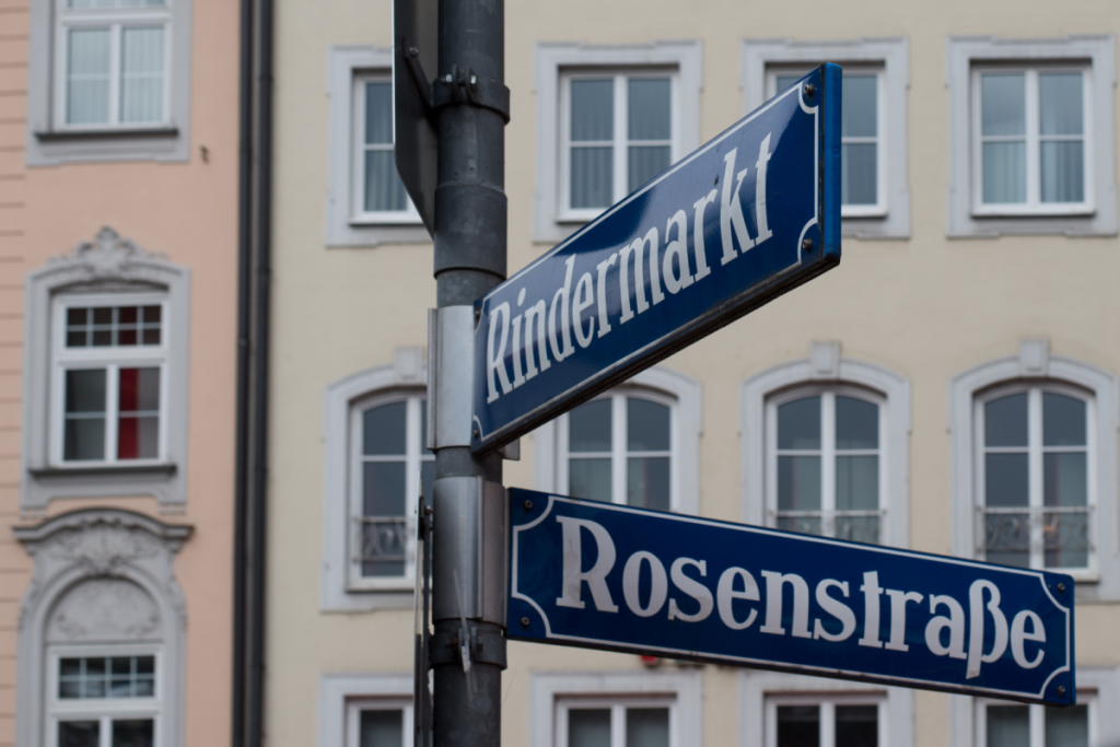 Street sign with the inscription “Rindermarkt”