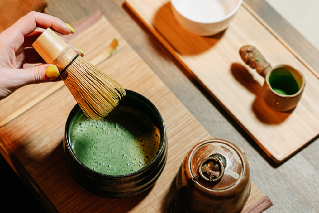 Eine Person macht Matcha