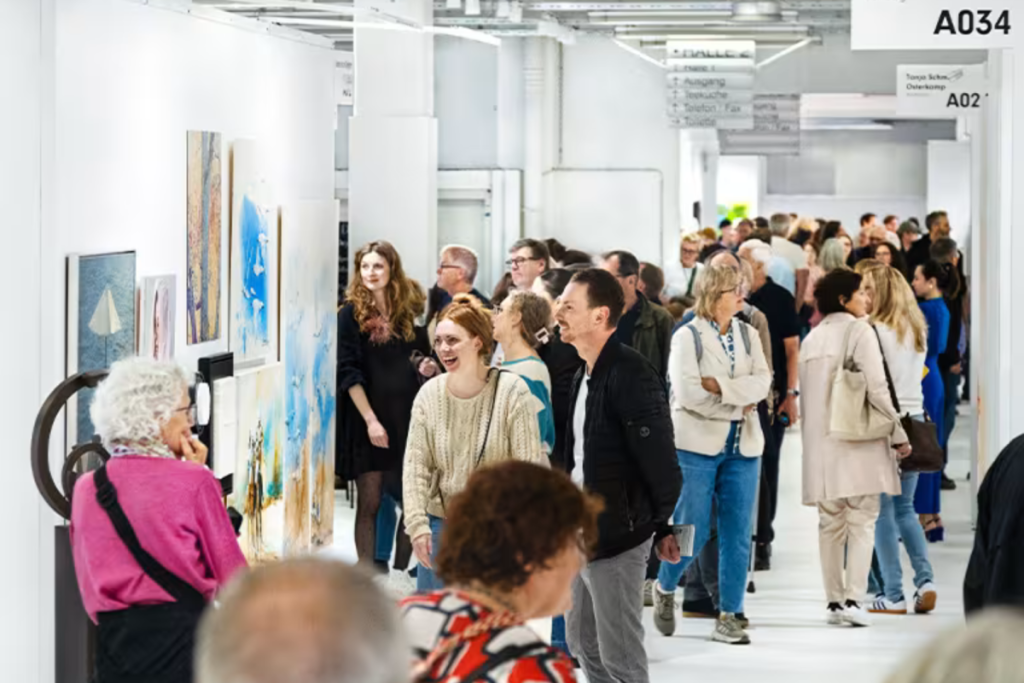 Personen gehen durch eine Kunstausstellung