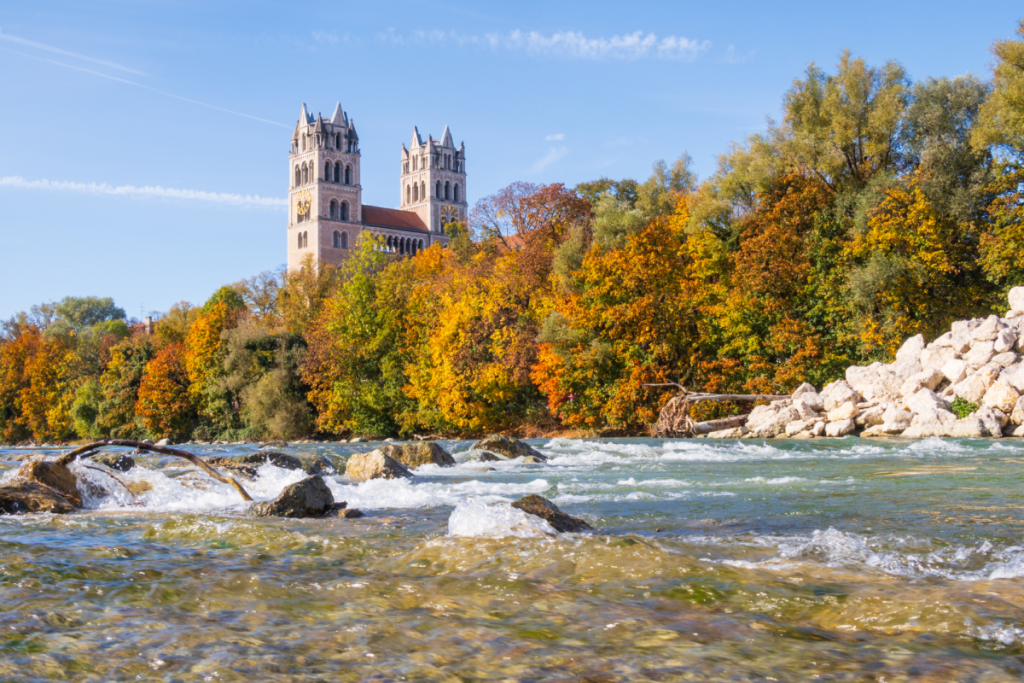 Kirche St. Maximilian von der Isar aus gesehen im Herbst