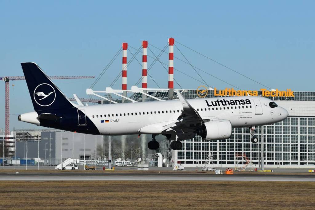 lufthansa flugzeug hebt am flughafen münchen ab