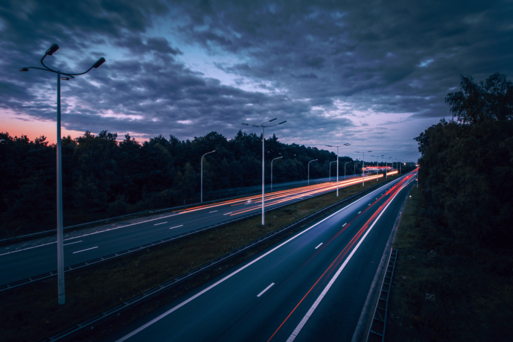 Autobahn bei Nacht