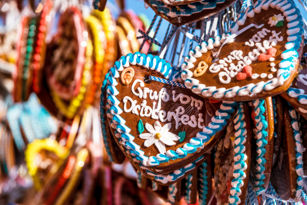 Lebkuchenherzen an einem Stand am Oktoberfest