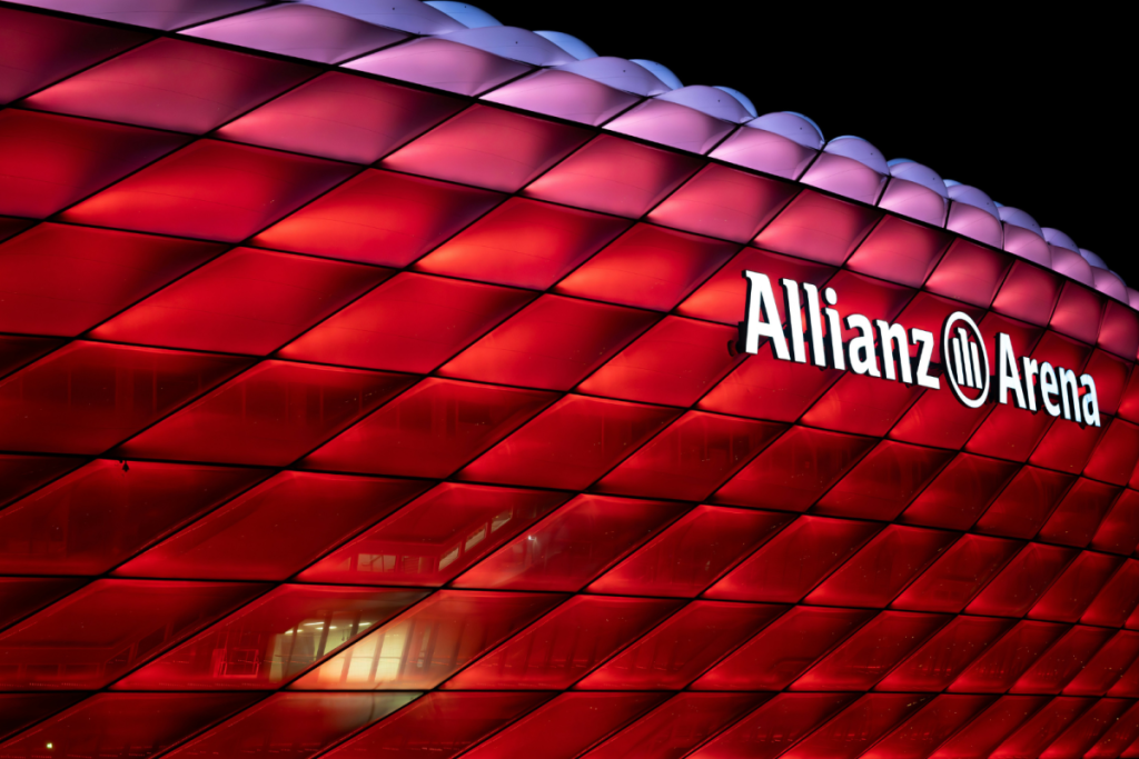 Allianz Arena beleuchtet von außen