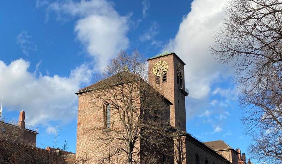 „Bausteinkarte“ für 50 Pfennig: So halfen Münchner einst, die Auferstehungskirche zu finanzieren – nur wenige Schritte von der Heimat des Oktoberfests entfernt