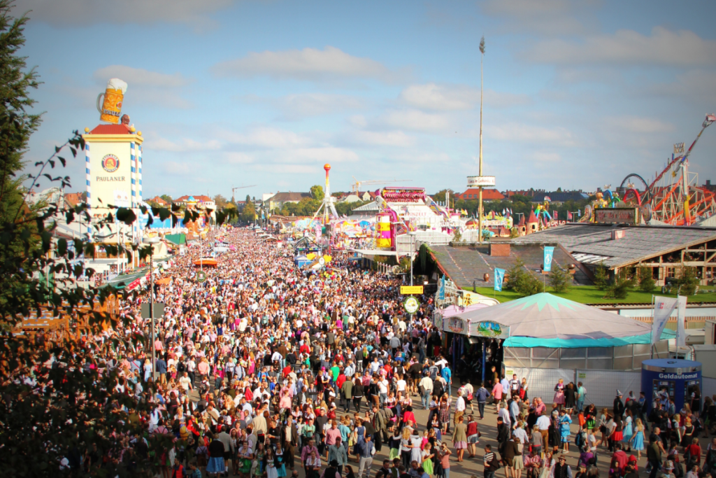 Luftaufnahme der Menschenmassen auf dem Oktoberfest