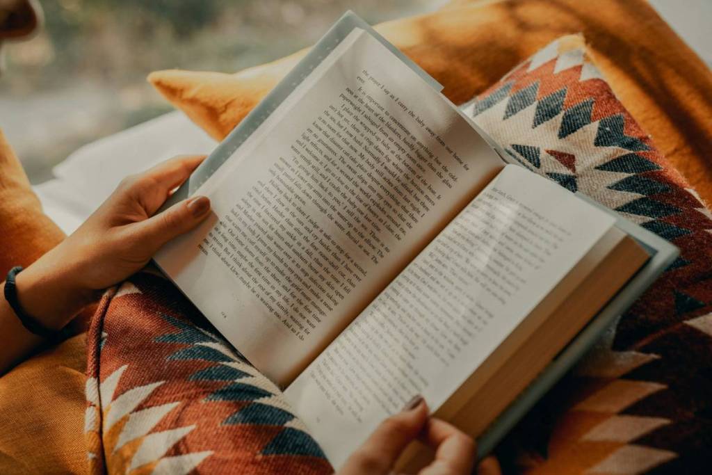 person liest in einem buch