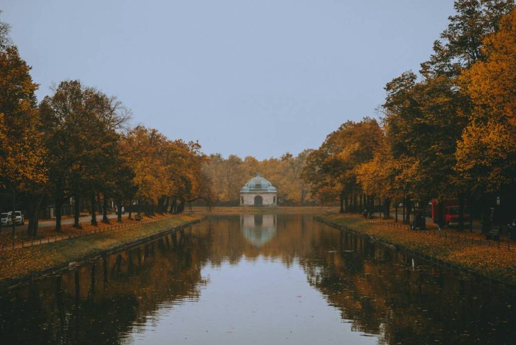 hubertusbrunnen im herbst in münchen