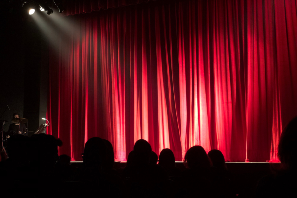 Theater-Bühne verschlossen mit rotem Vorhang