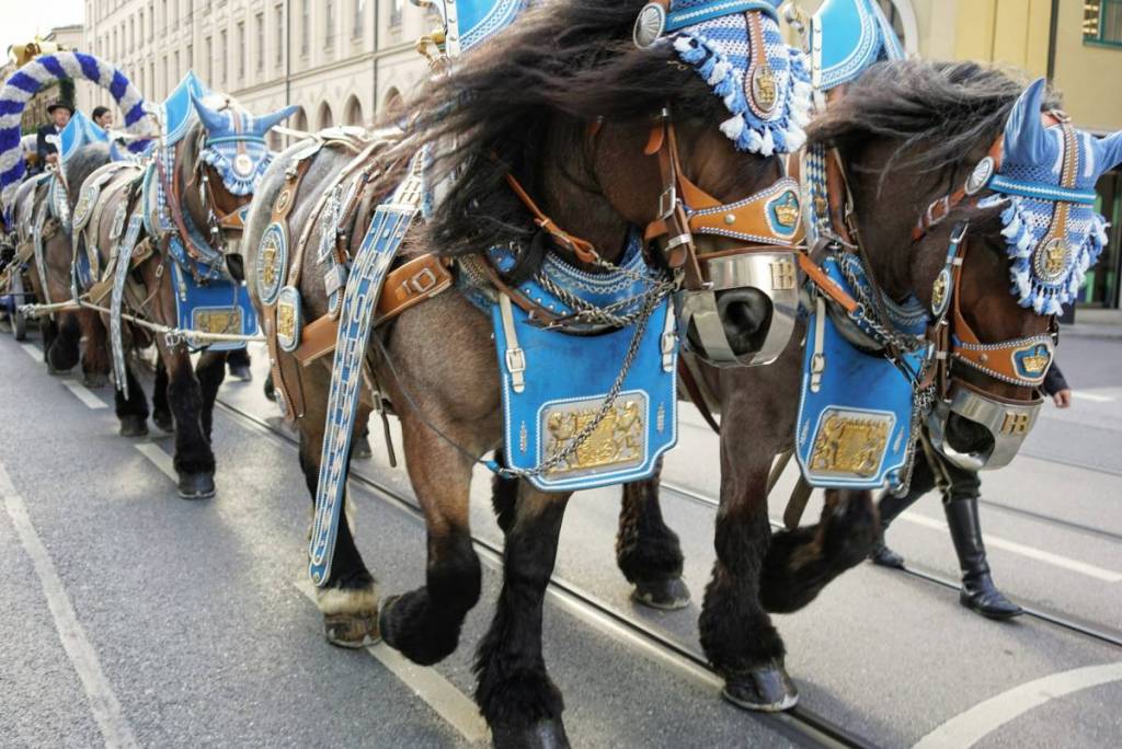 Parade of Oktoberfest tent owners to the Oktoberfest, brewery wagons pulled by horses