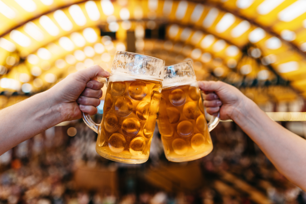 Bier anstoßen im Festzelt