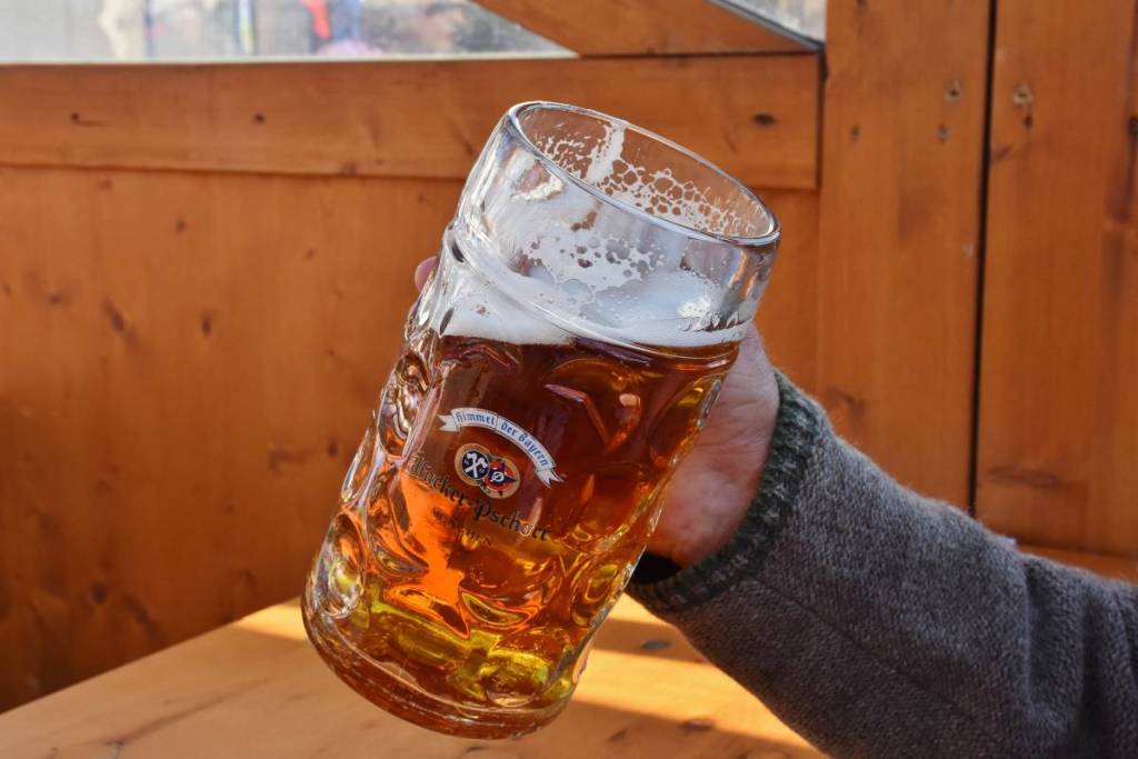 Maßkrug mit Bier