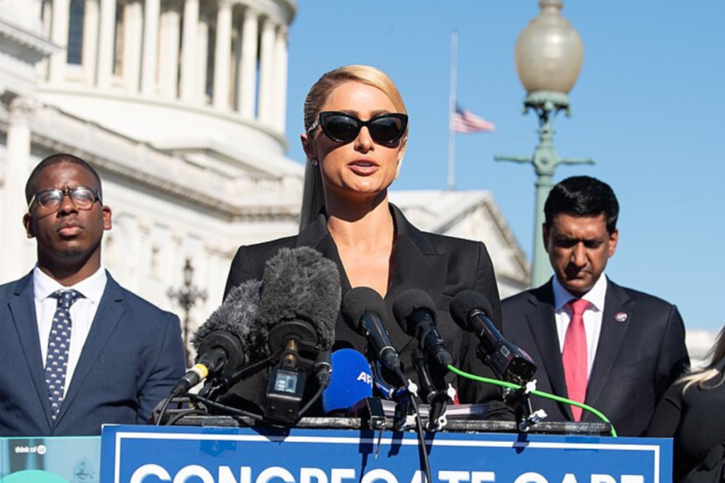 Paris Hilton spricht in der Öffentlichkeit