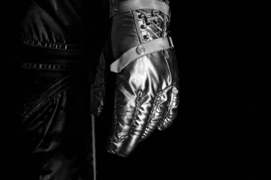 person mit lederhandschuh