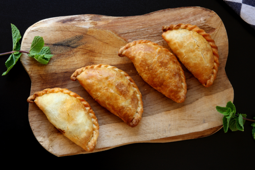 empanadas auf einem brett