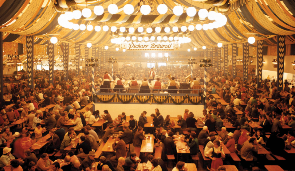 Premiere in Bodo’s Cafézelt: Auf dieser Wiesn-Party feiert Münchens brasilianische Community zum allerersten Mal auf dem Oktoberfest