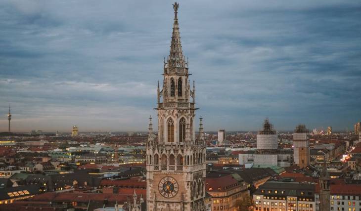 Im Herzen von München erinnert die Skulptur eines Drachen an eine alte Sage, laut der ein Lindwurm die Pest in die Stadt gebracht haben soll