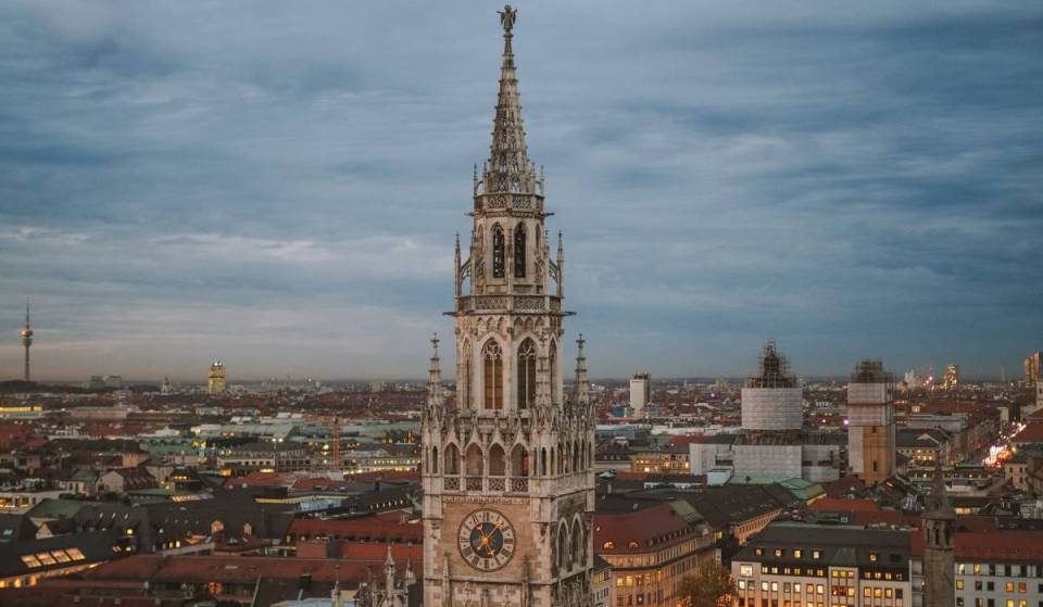 Im Herzen von München erinnert die Skulptur eines Drachen an eine alte Sage, laut der ein Lindwurm die Pest in die Stadt gebracht haben soll